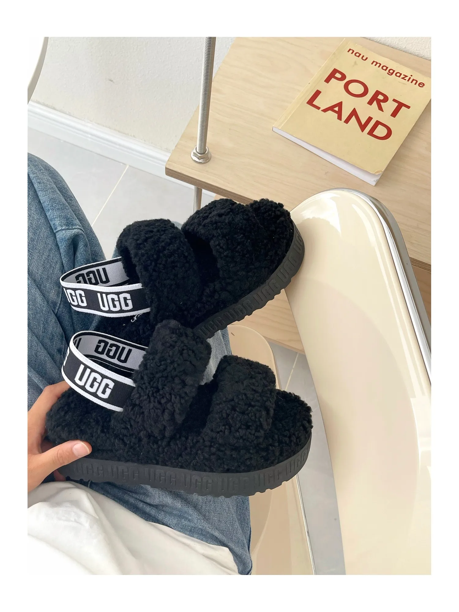 💰440 UGG sheepskin all-in-one snow boots 0876 new autumn and winter style Zhou Dongyu's same style furry slippers Product name: Ovlafita, Longfeng Teddy fur muffin bottom slippers, new at the counter simultaneously It is an upgraded version of the classic oh yeah sandals, the corrugated sheepskin material is used to make it more fashionable and cool, the heel strap is the highlight of the entire design, the muffin bottom visually increases, good news for small sisters, large quantities in stock Code number: 35-41 Color: white, gray, black, pink, army green, maroon